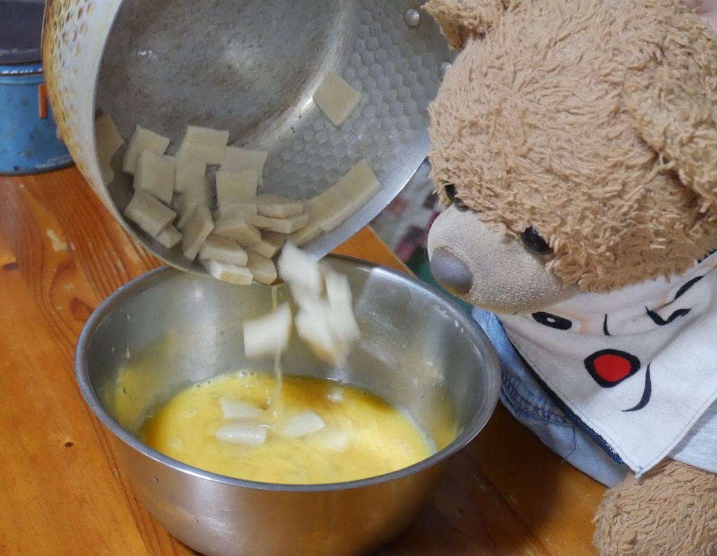 高野豆腐を煮汁ごと混ぜる