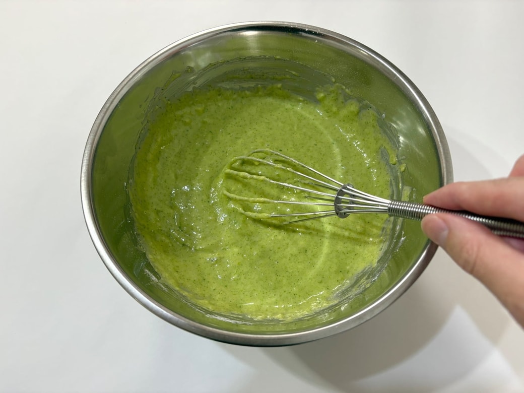卵、砂糖、豆苗ペースト、ホットケーキミックス、サラダ油を混ぜ合わる