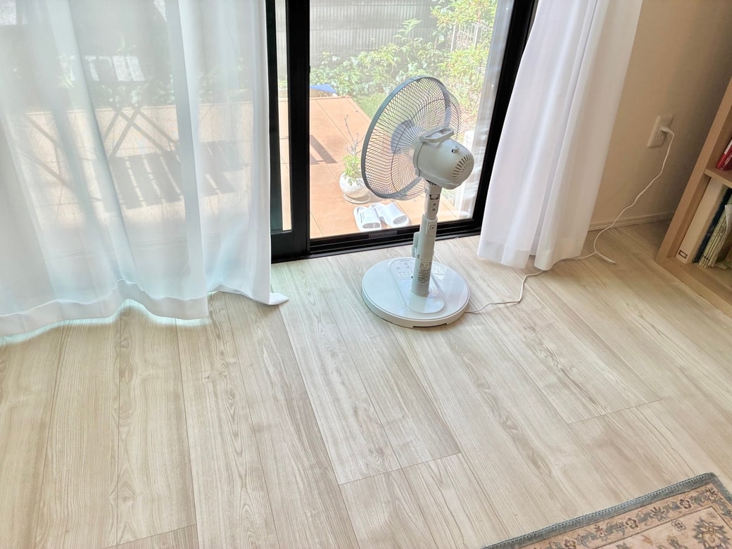 エアコンをつける前に！窓を開けて、扇風機を外に向けて回すだけ！