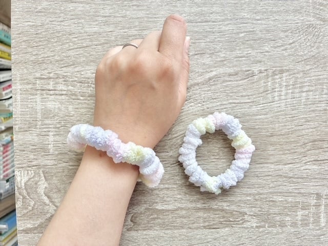 手首につけても楽しめる手作りシュシュ