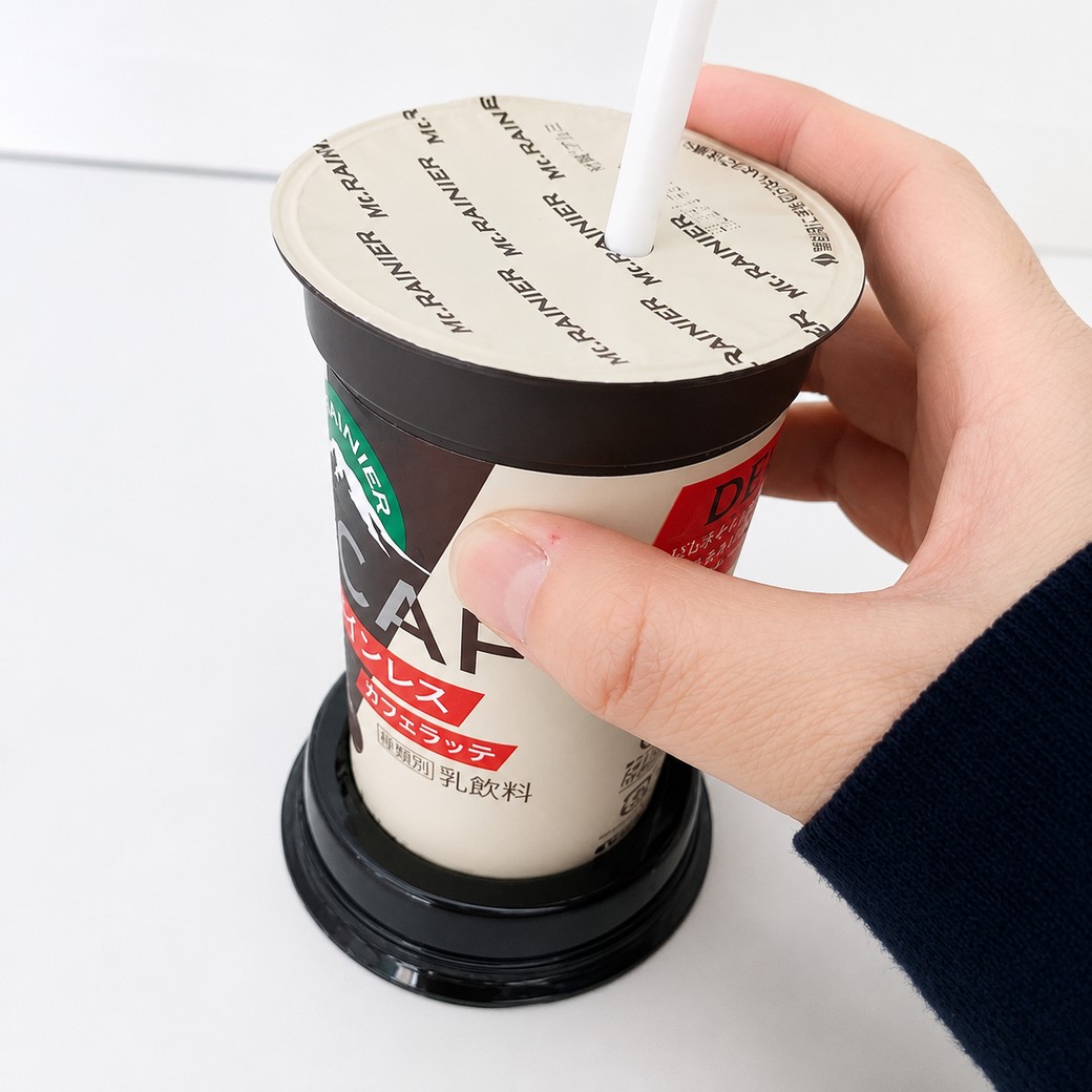 ふたつきチルドカップ飲料を持つ人