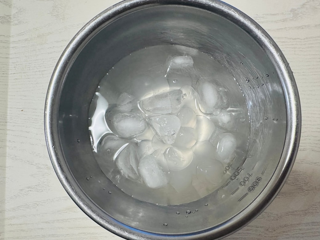 わらび餅を氷水に浸す