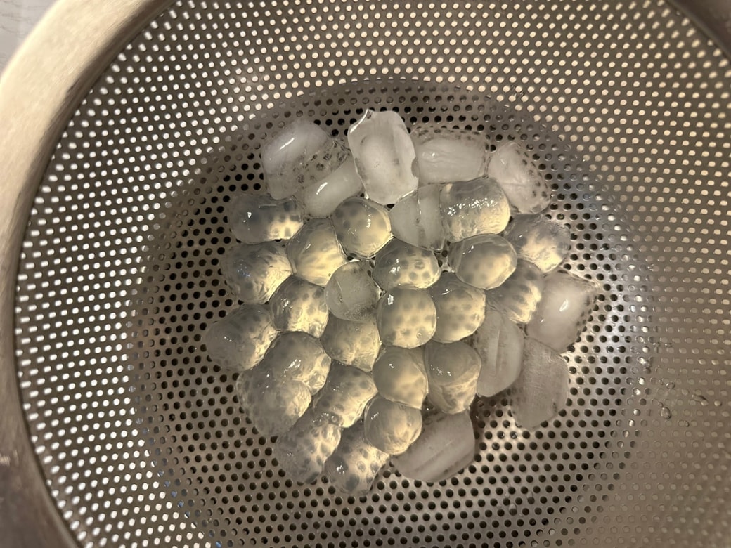 わらび餅の水を切っているところ
