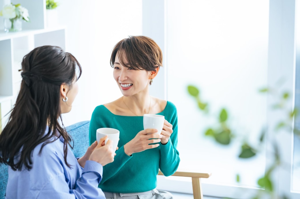 会話する女性