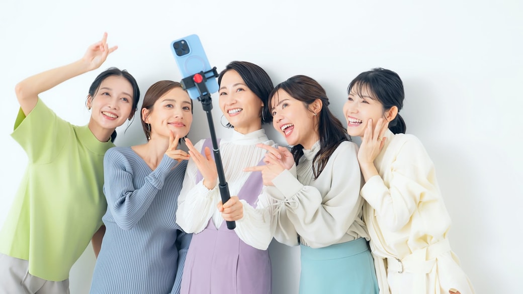 写真を撮る女性