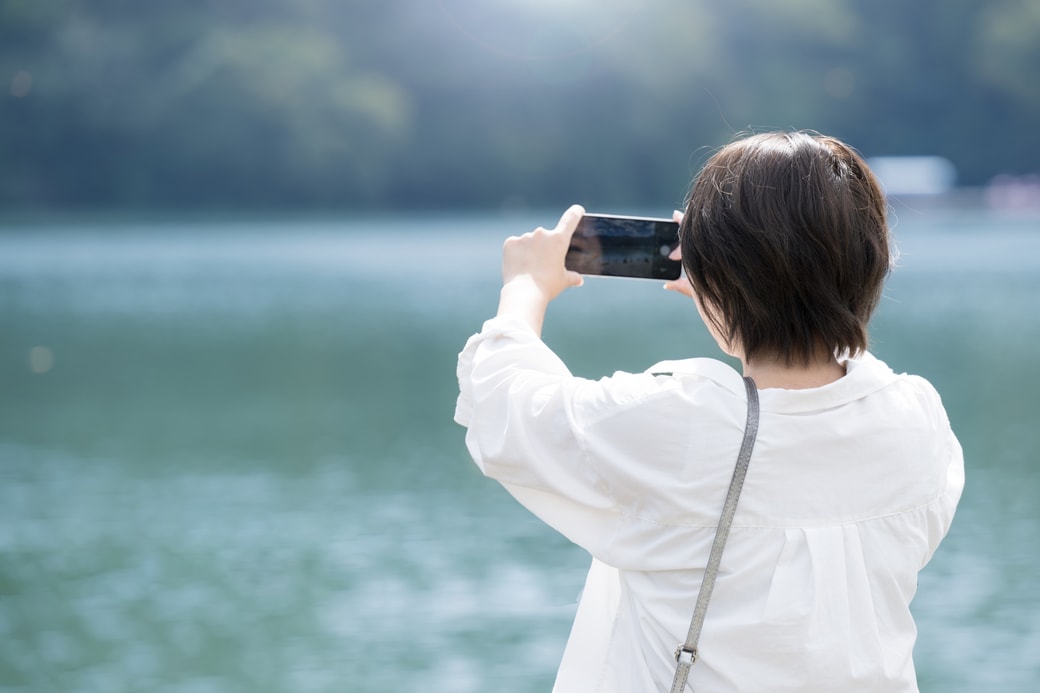 写真を撮る女性