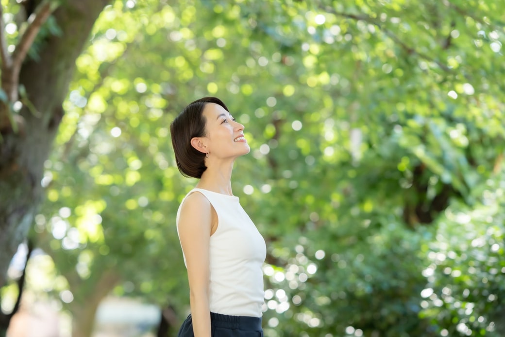 森林の中の女性