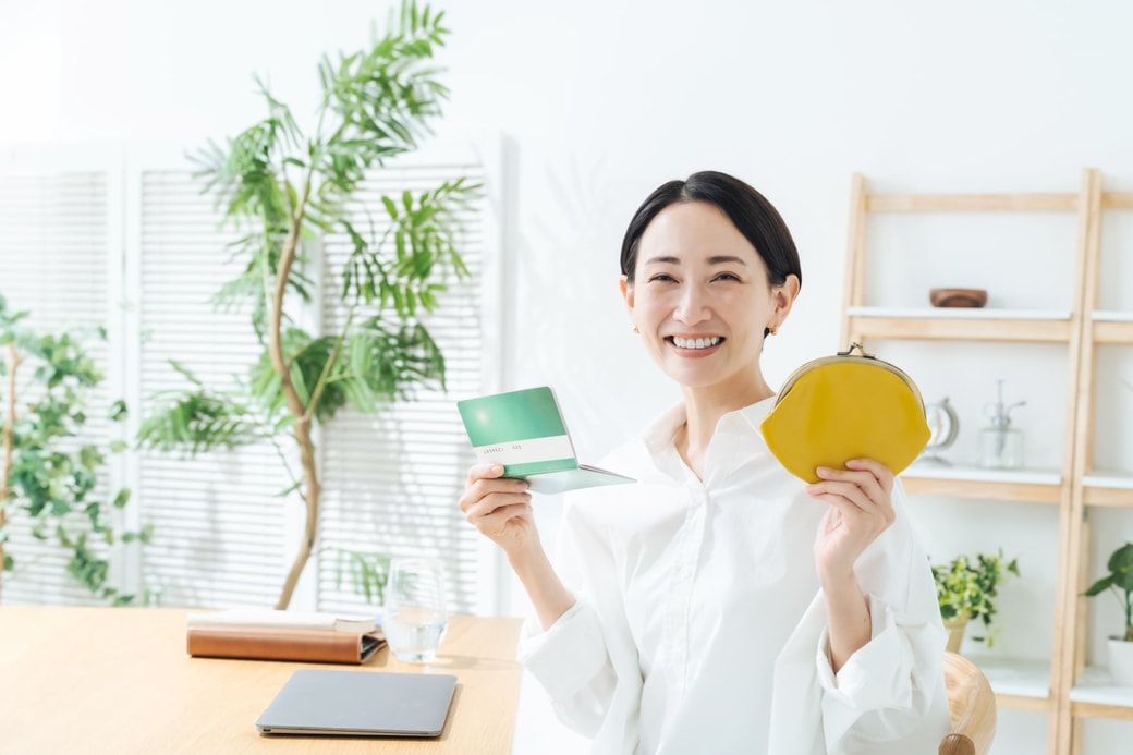 貯金できて笑顔の女性