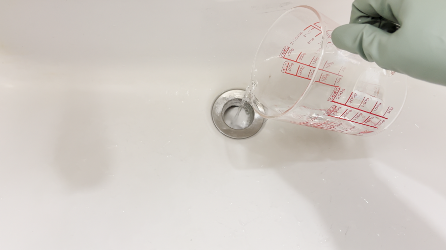排水口へ少しずつぬるま湯を流す