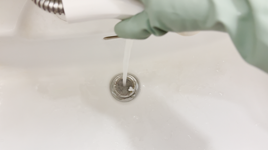 水を数秒間流す