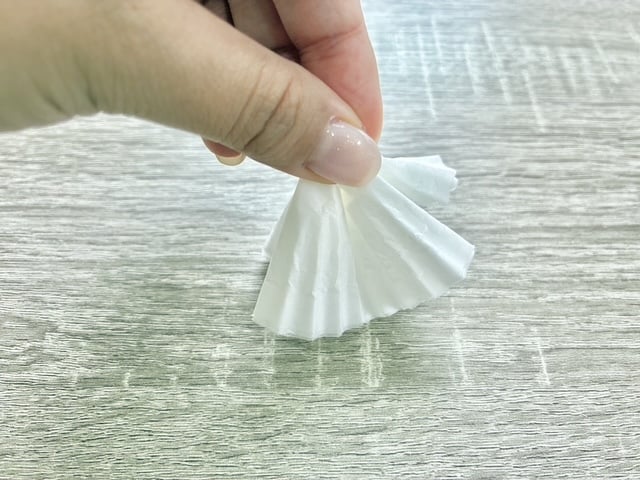 つまむ