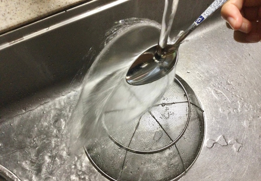 スプーンの面に水流をあてる