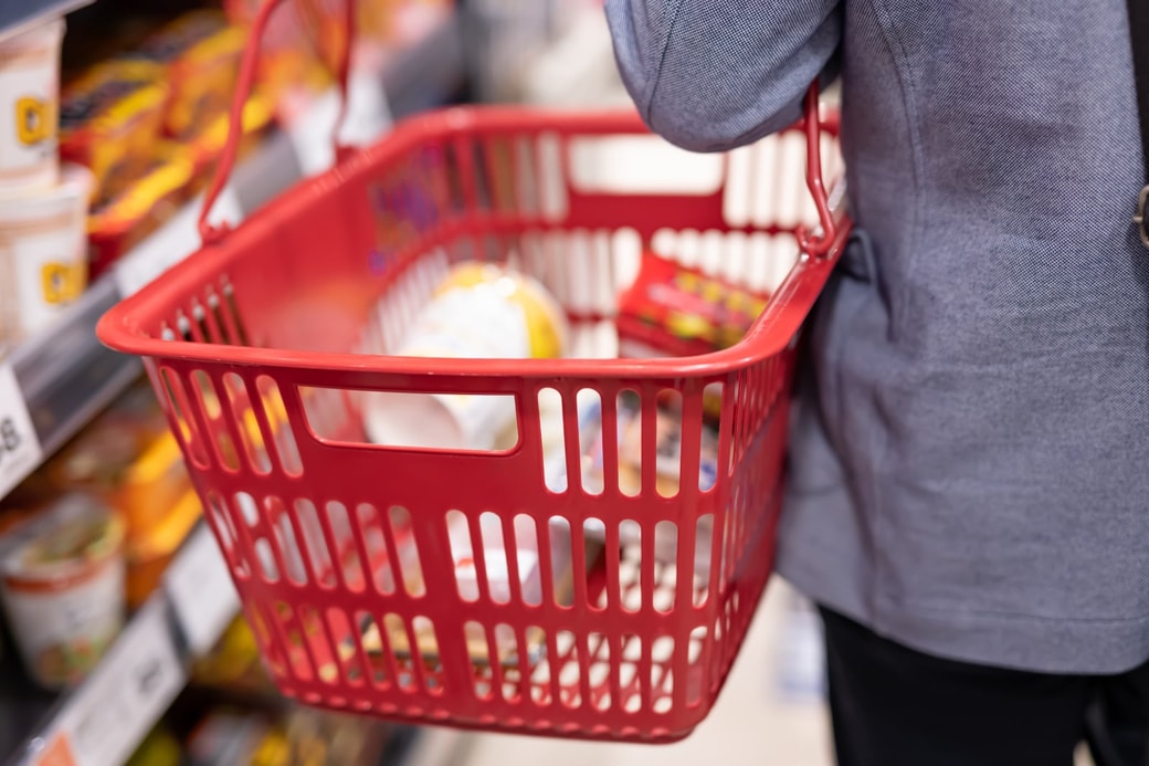 買い物中の女性