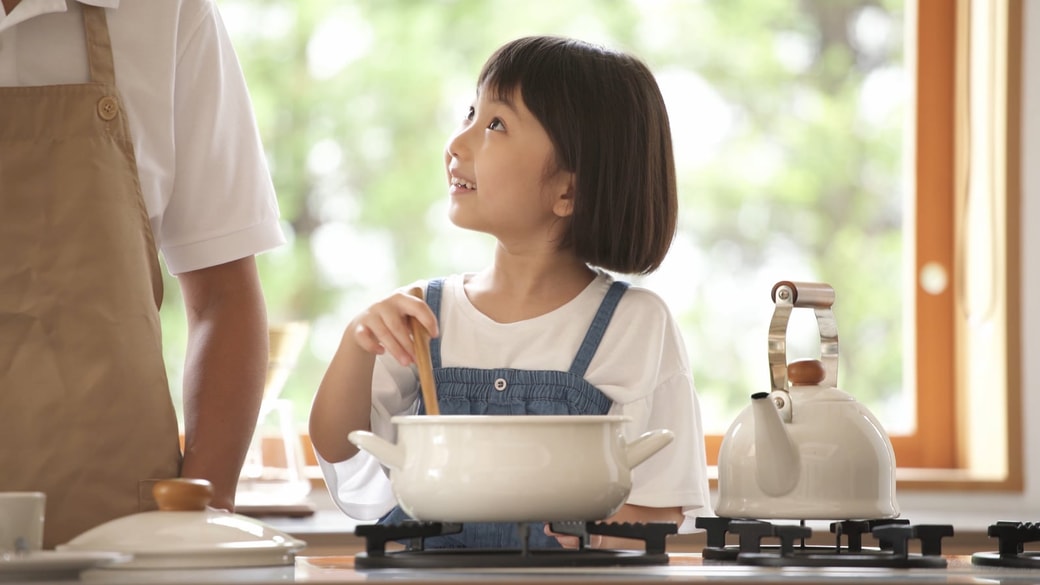 料理する子ども