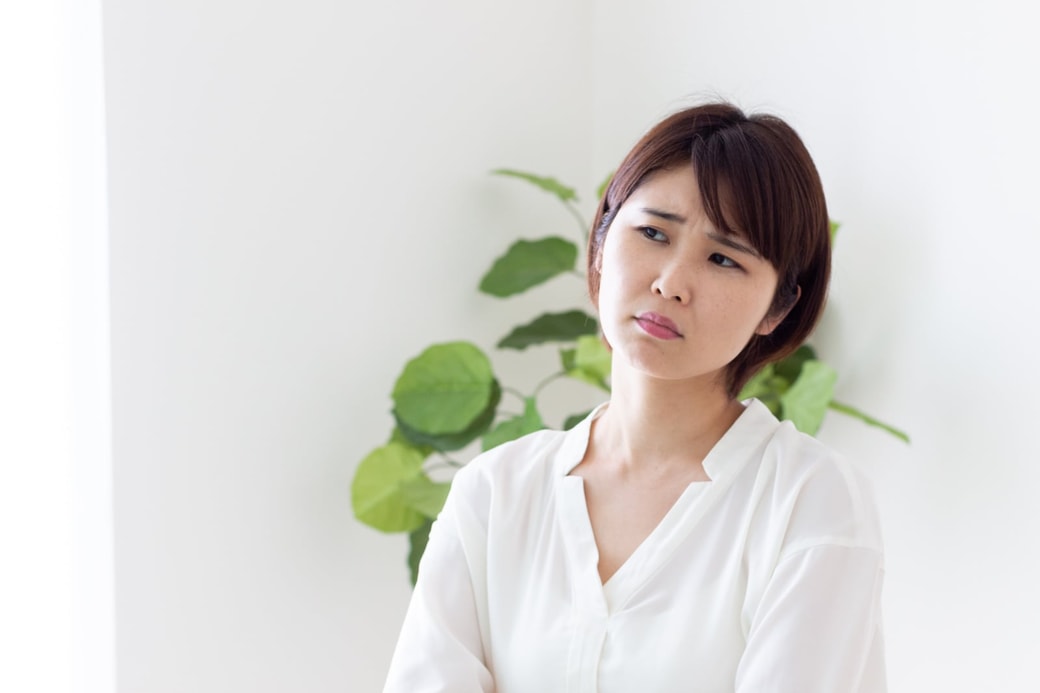 悩む女性