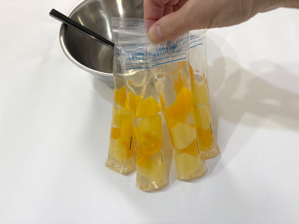 製氷袋にゼリー液とフルーツを入れる