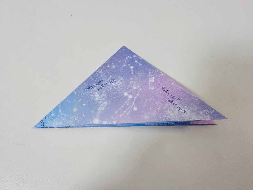 もう一度三角に折る