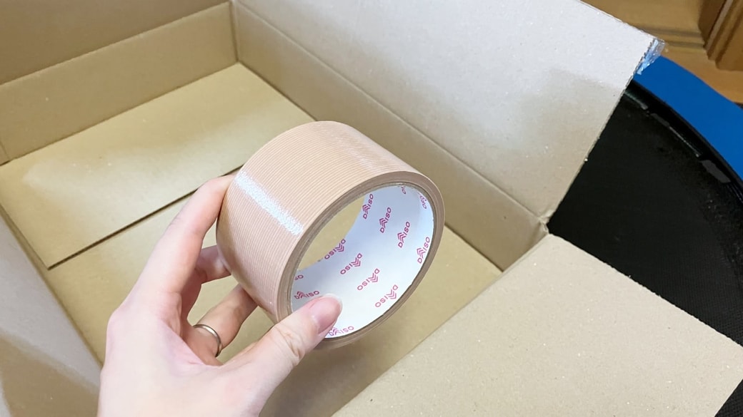 ガムテープを手に持っている様子