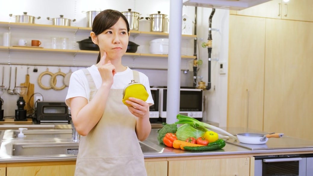 予算をやりくりする女性