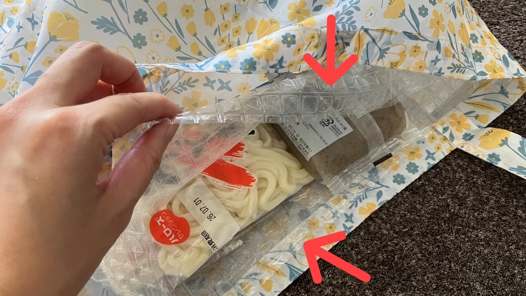 気泡緩衝材をエコバックに活用している様子