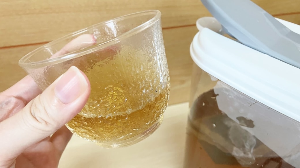コップに注いだ麦茶
