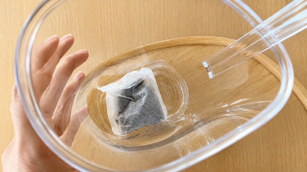麦茶パックをポットに入れる様子