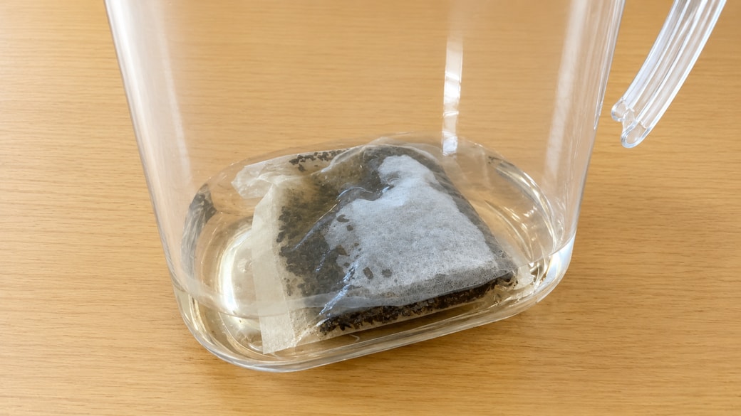 ポットに熱湯を注いでいる様子