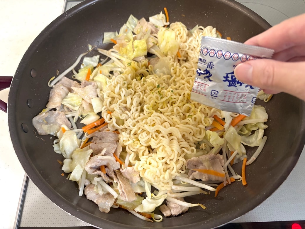 野菜と麺をあわせ、粉末スープを加える