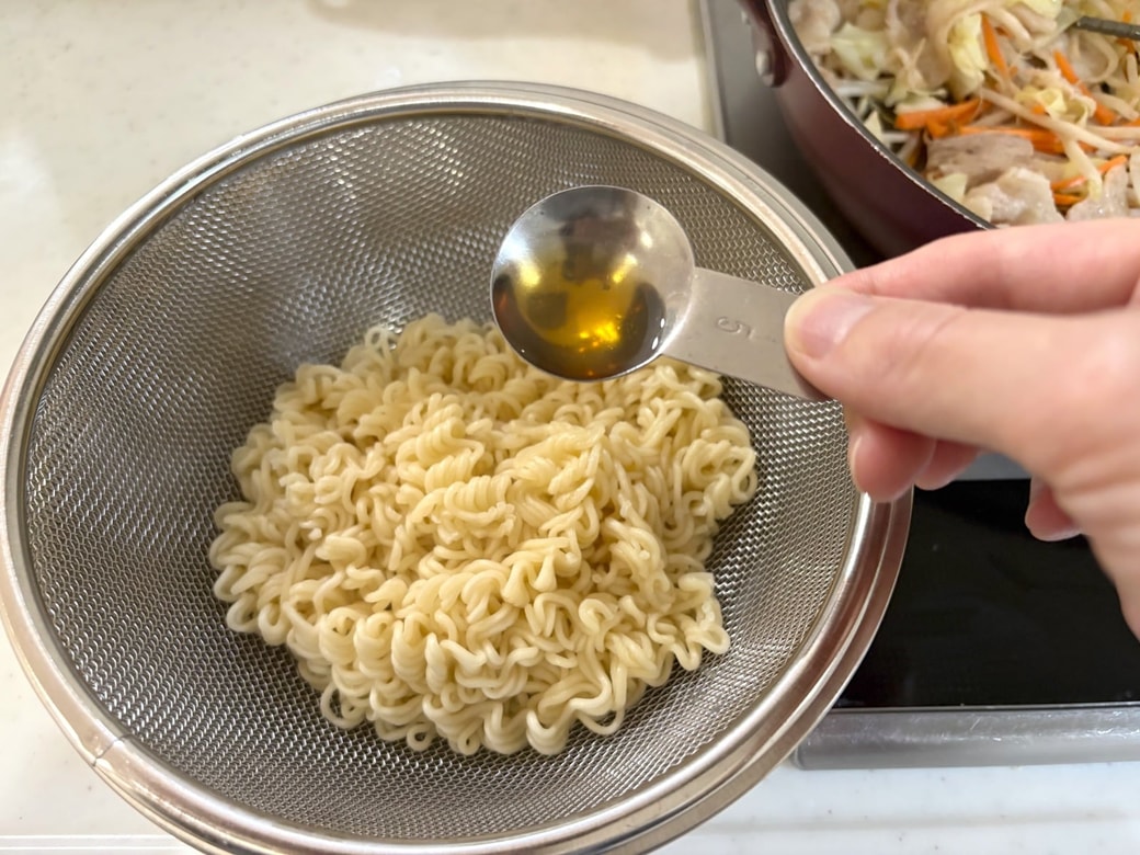麺をゆでて水気を切り、ごま油を絡める