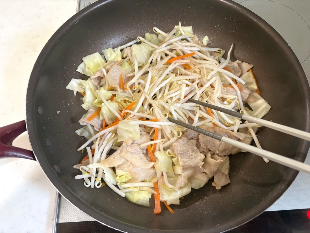具材を炒める