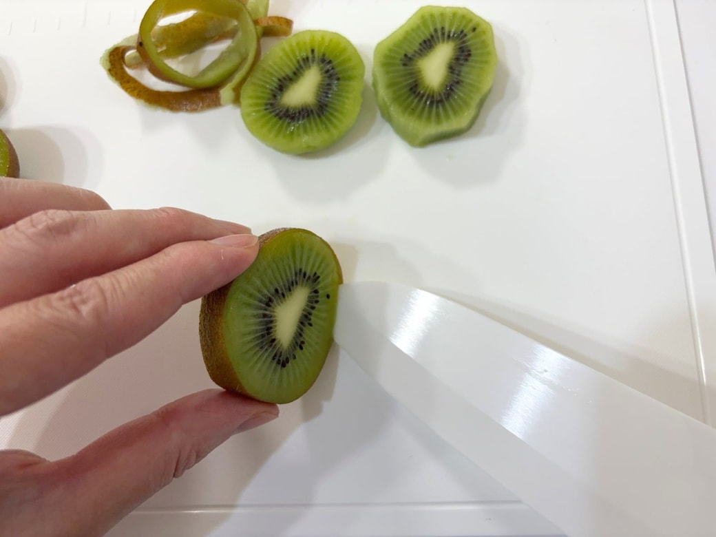 実と皮の間に包丁を差し込む