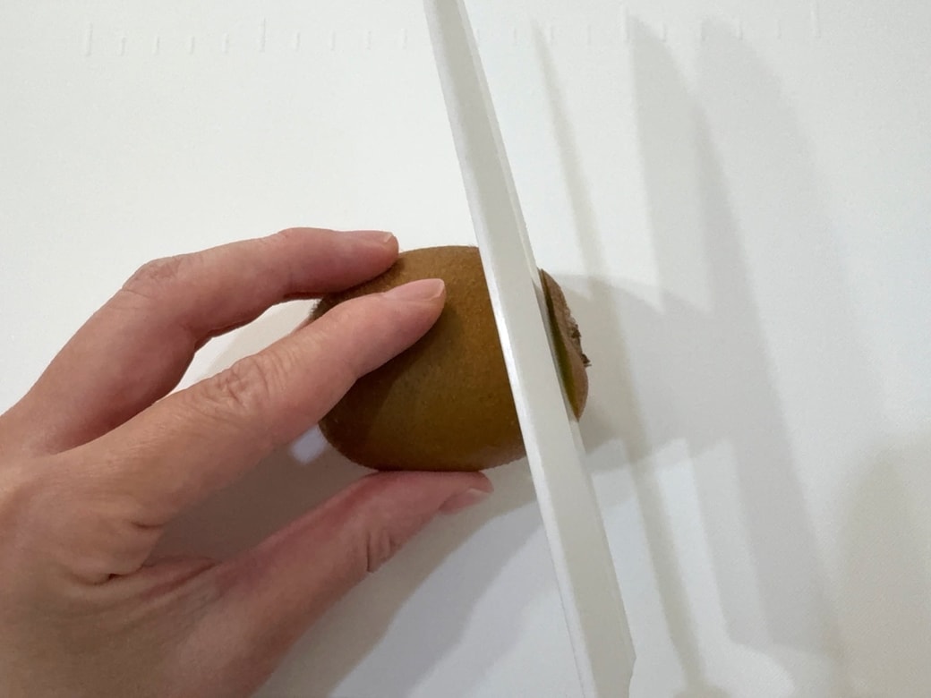 ヘタ付近に切り込みを入れる