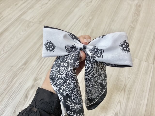 つまむ