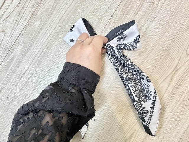 つまむ
