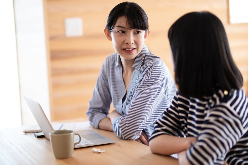 会話する親子