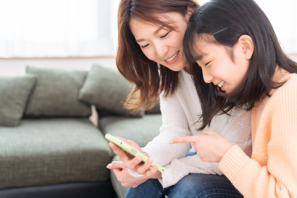 会話する親子