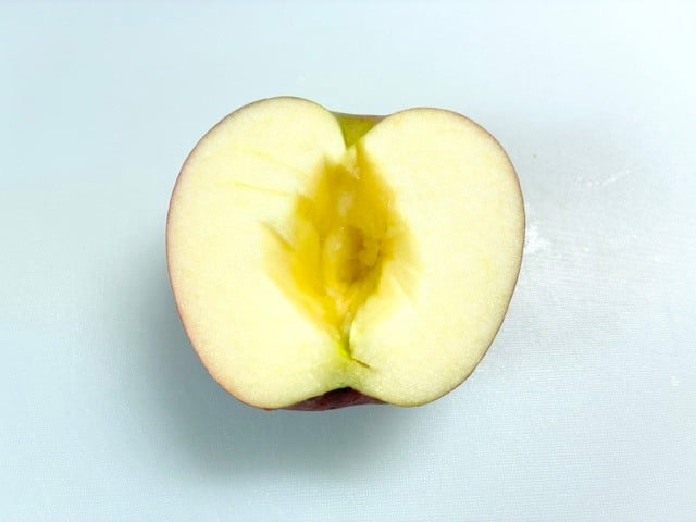 りんごをカット