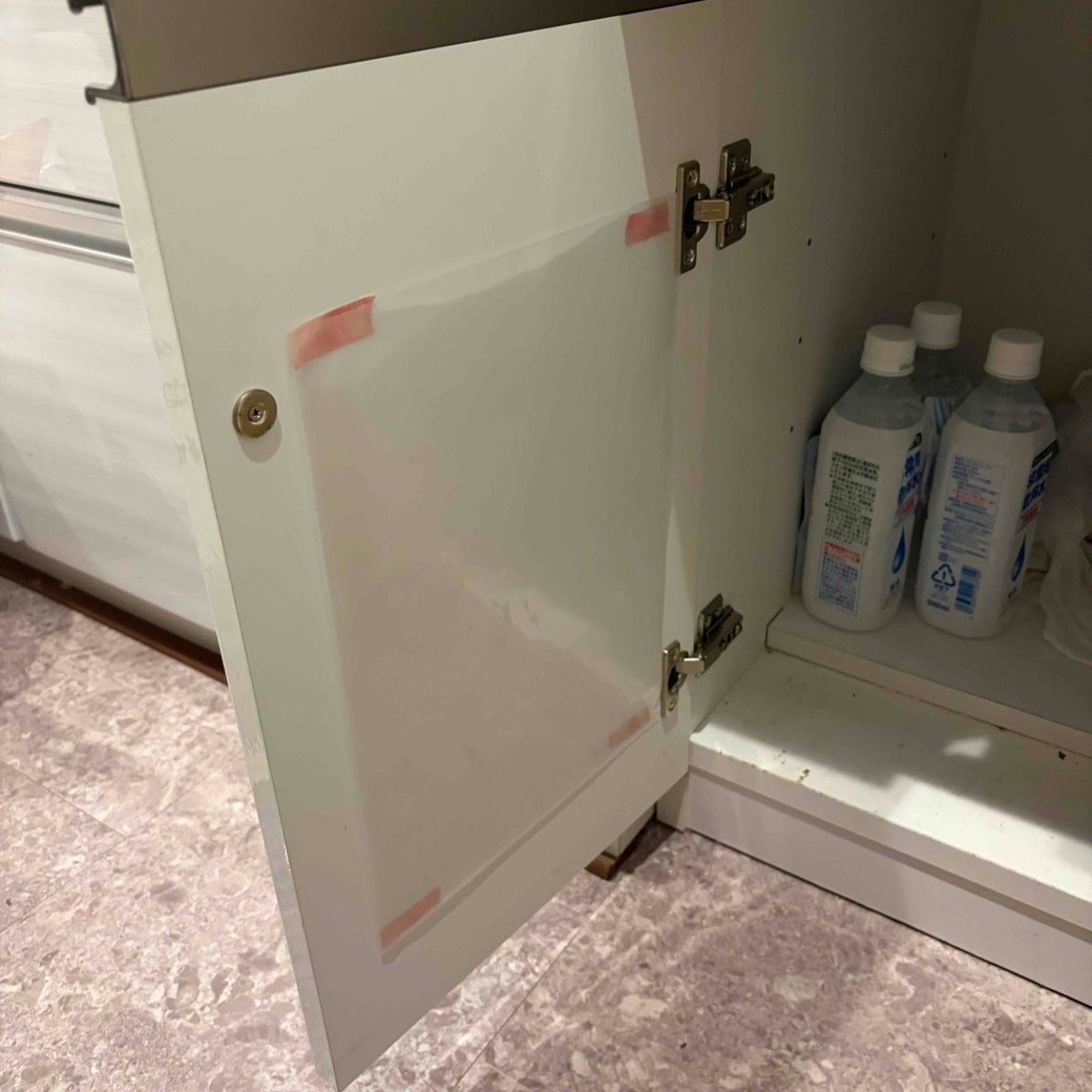 扉の裏にファイルを貼ったところ