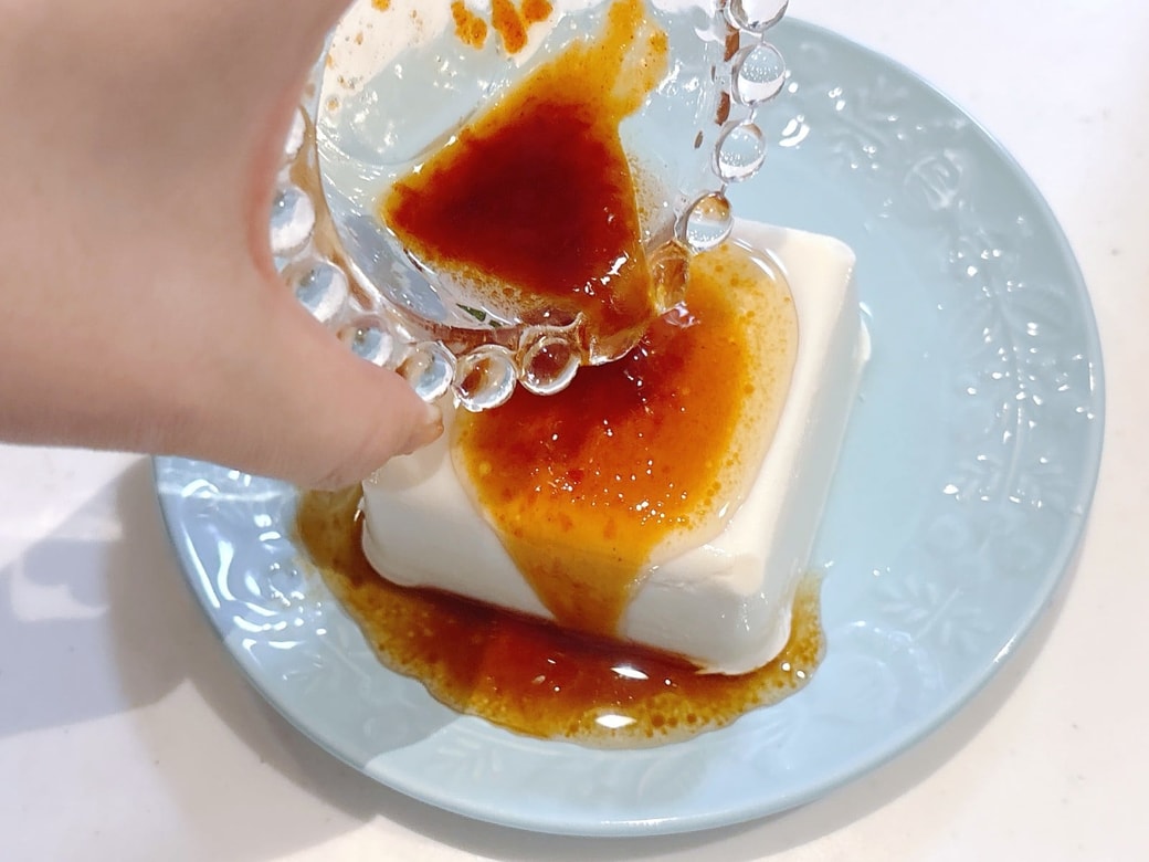 手順2.水切りした豆腐を器に移し、甘辛だれをかける