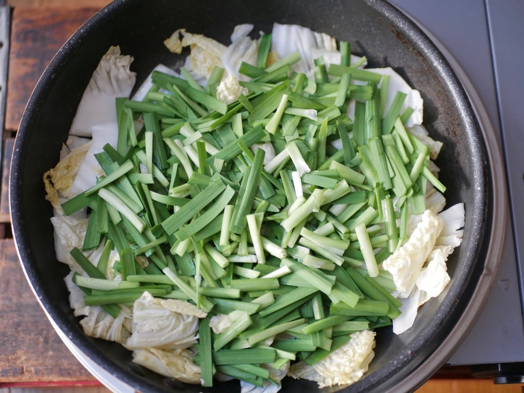 白菜の上にニラを加える