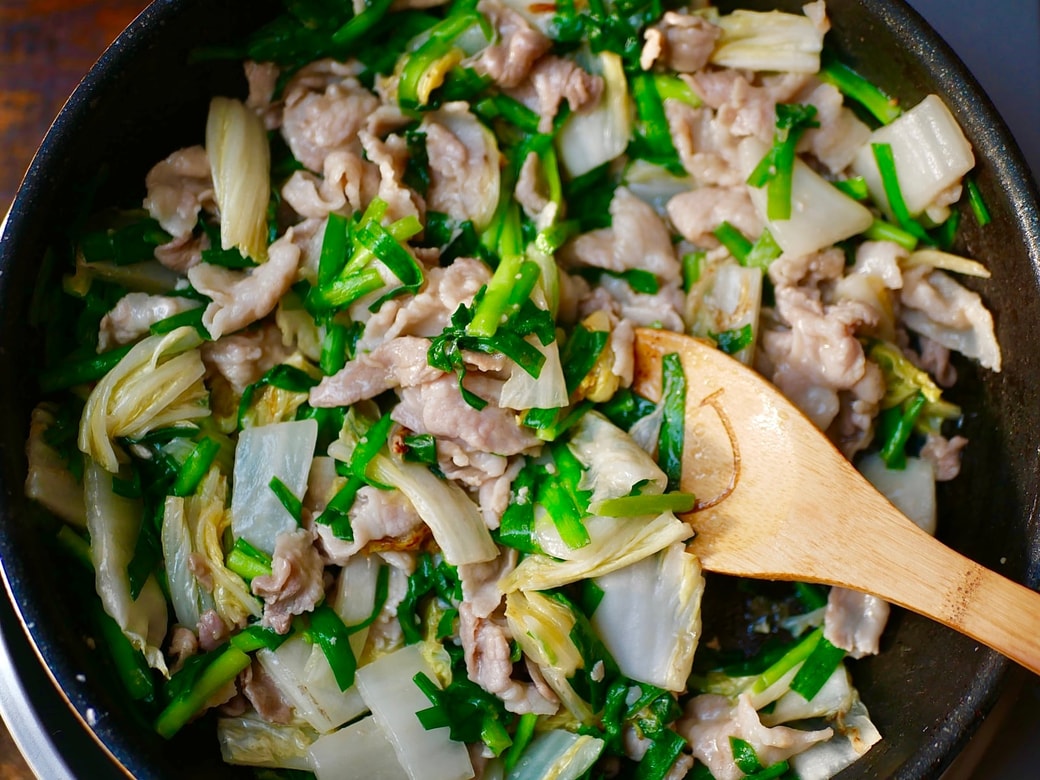 豚肉の色が変わるまで炒める