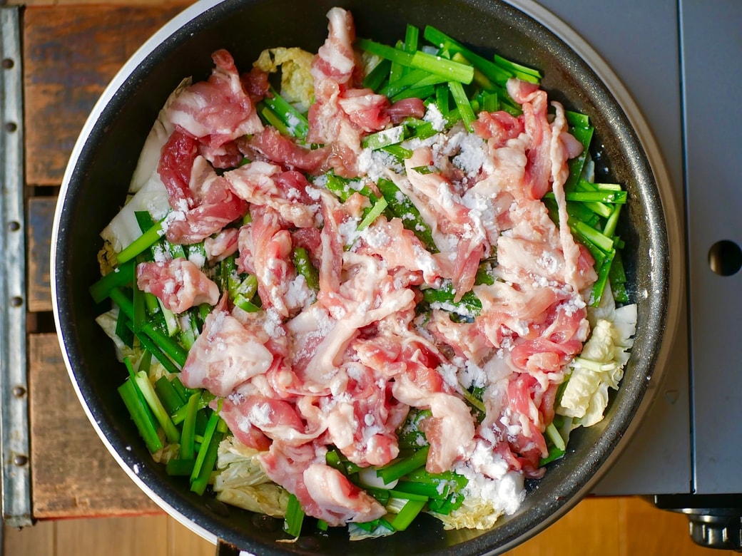 豚肉の上に片栗粉を振る
