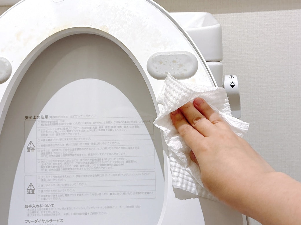 汚れた便座裏もトイレクイックルで