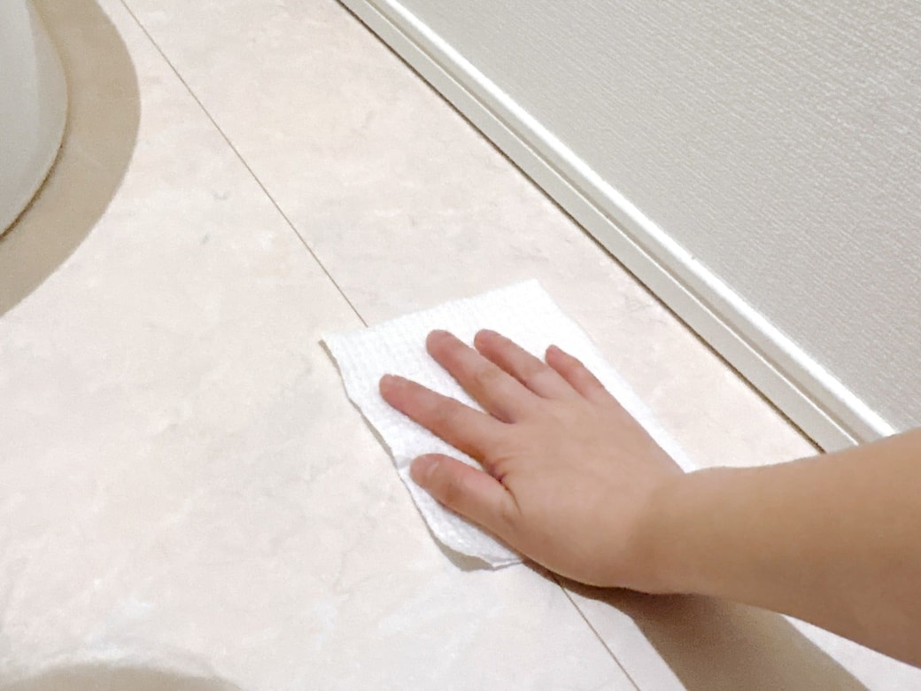 トイレクイックルで拭き掃除する