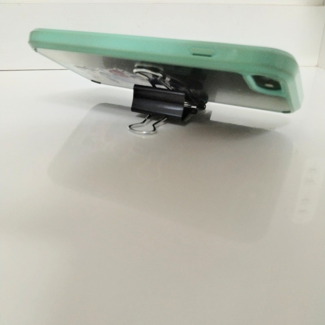 ダブルクリップで代用したスマホスタンド
