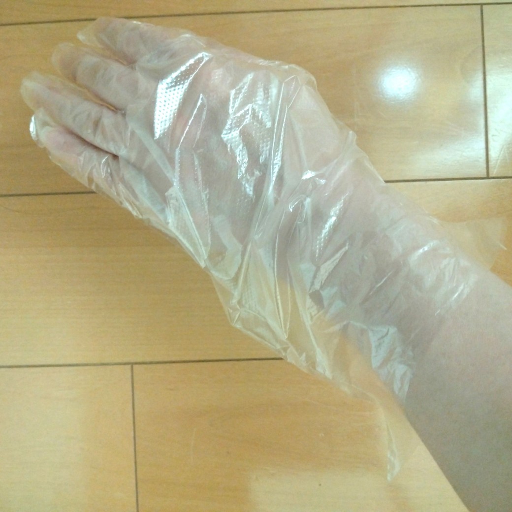 ビニール手袋をつけている人