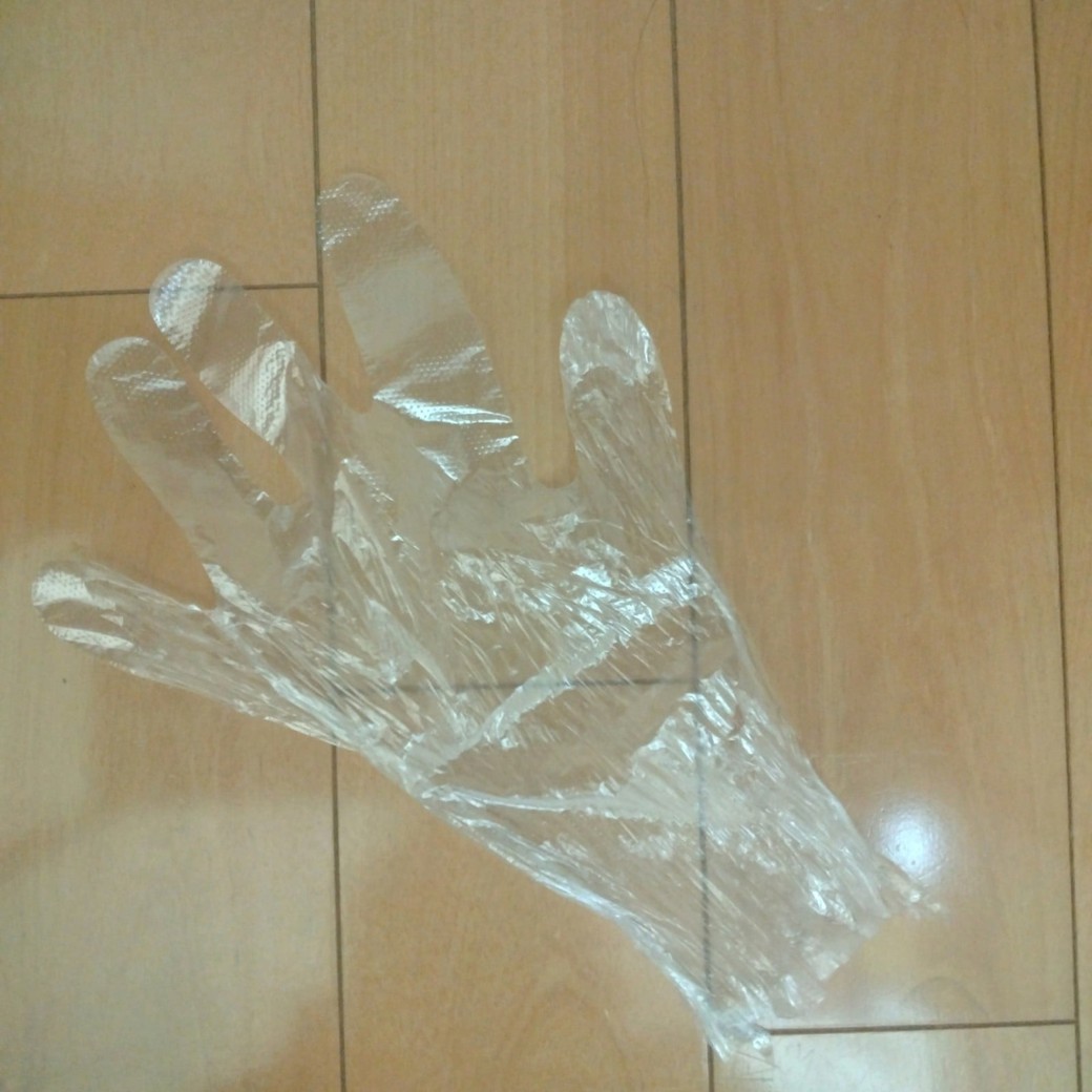 手首部分を引っ張ったビニール手袋