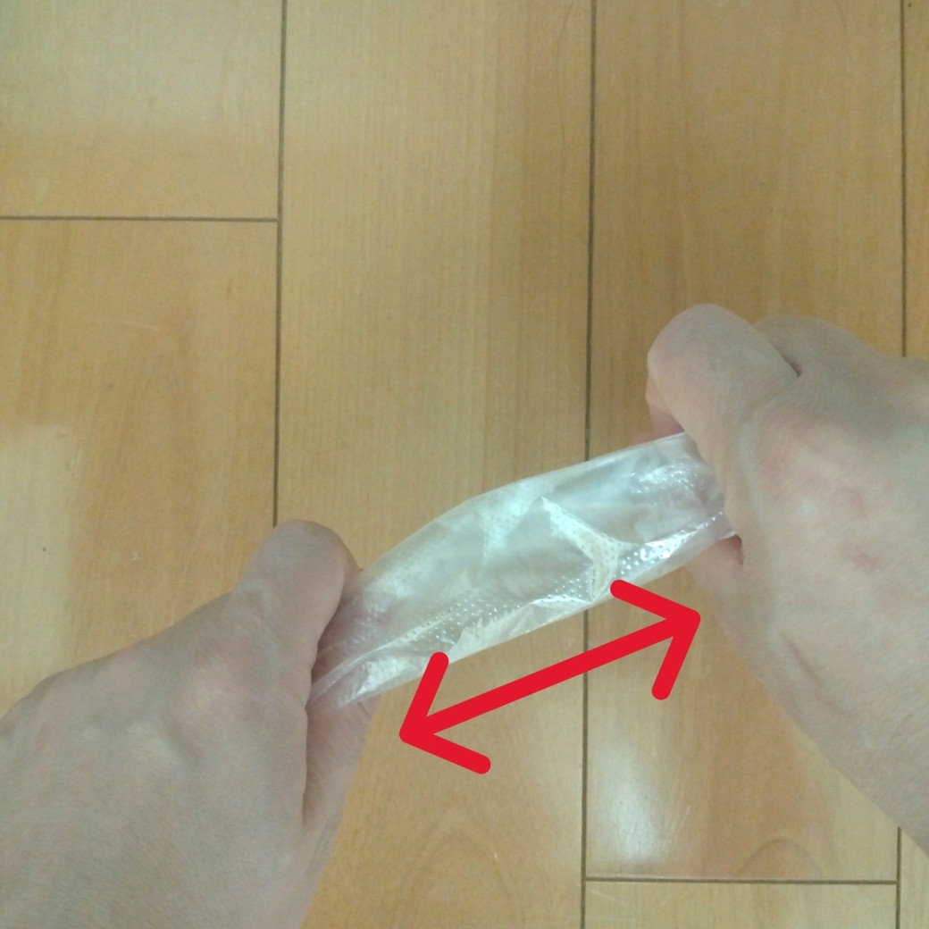 ビニール手袋を引っ張る人