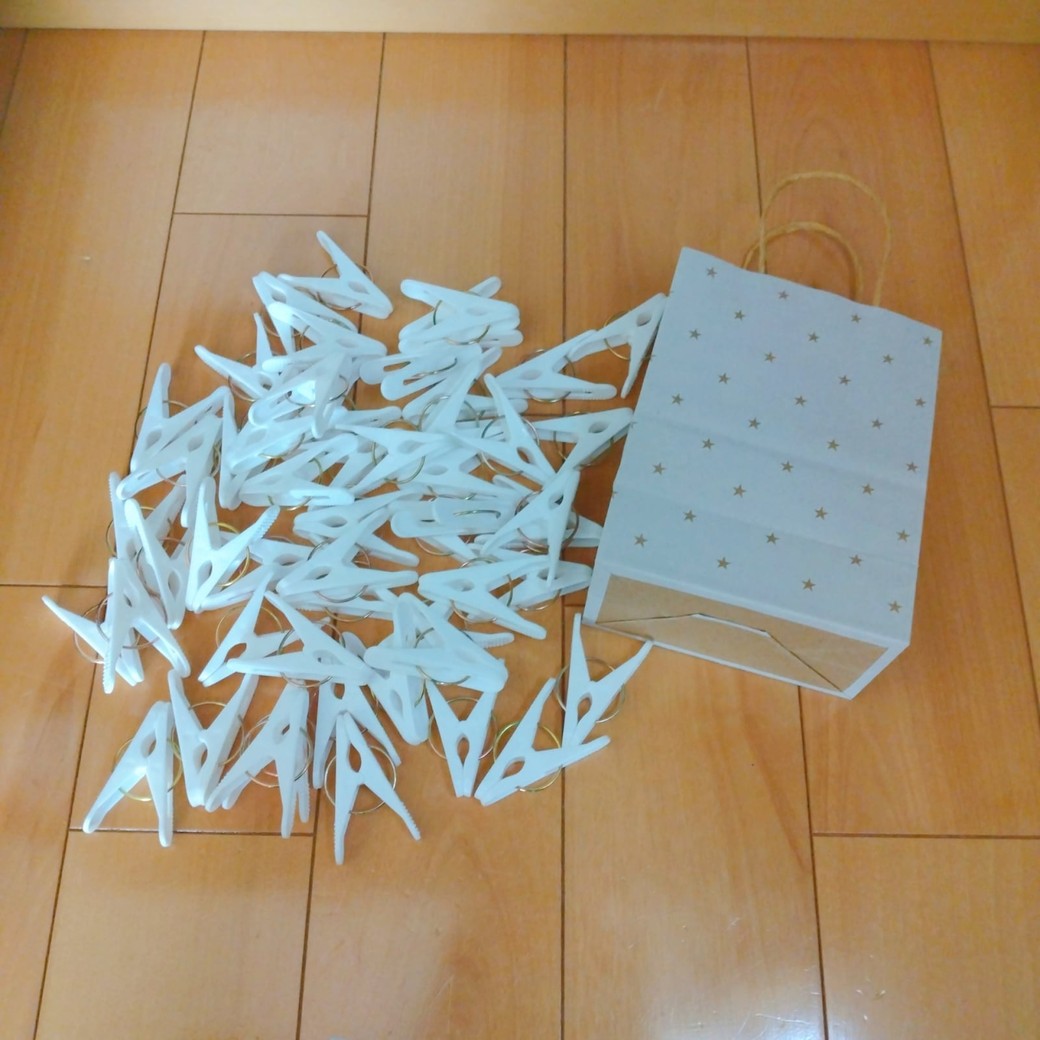 洗濯ばさみとペーパーバッグ