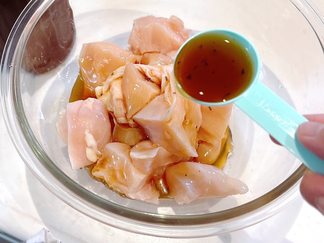 鶏肉に下味をつける